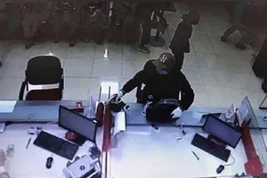 Kẻ cướp cầm súng cướp ngân hàng tại Hà Nội
