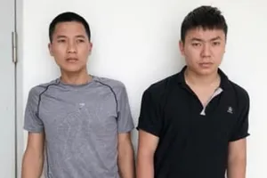 Đẩy công an ngã xuống nước ngay chốt kiểm dịch