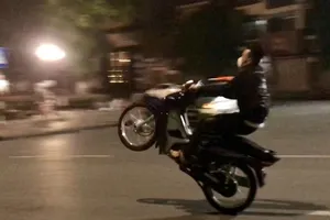 6 quái xế lãnh án vì bốc đầu xe, hú hét giữa dịch COVID-19