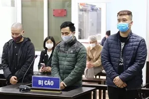 Đấm công an vì bị nhắc nhở việc nhậu giữa dịch COVID-19