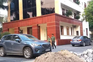 Công an khám xét nơi làm việc của các cán bộ thanh tra trong vụ tiêu cực xảy ra tại Thanh Hóa. Ảnh: Đ.TRUNG