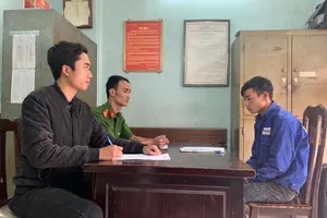 Nguyễn Văn Hùng (phải) tại cơ quan công an. Ảnh: CACC