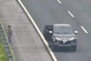 Tài xế dừng ô tô trên cao tốc để đi vệ sinh. Ảnh: M.H