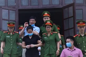 Phụ huynh nói con mình 'bị nâng điểm', cựu hiệu trưởng xin lỗi