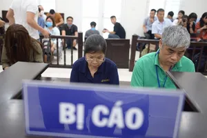 Hoãn xử vụ bé trai Trường Gateway chết trên ô tô