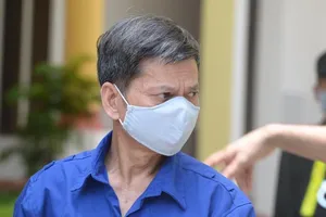 Cựu trưởng phòng thay đổi lời khai, đòi lại 1 tỉ đồng