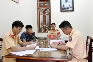 Lái xe máy bằng chân, thanh niên bị phạt hơn 9 triệu đồng