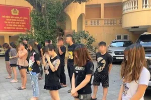 14 nam nữ chạy xe tốc độ cao, tông vào người chờ đèn đỏ