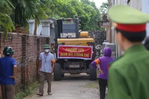 Cưỡng chế bức tường bít lối đi của cụ bà ốm liệt giường