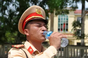 Nắng 40 độ C, CSGT vã mồ hôi làm nhiệm vụ