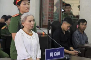 Nữ bị cáo vụ nữ sinh giao gà bị sát hại tóc bạc trắng tới tòa