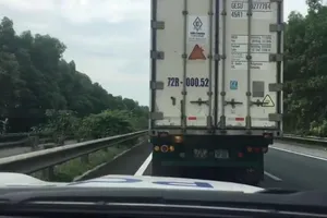 CSGT hú còi liên tục, tài xế đầu kéo không nhường đường