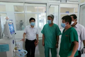 Thứ trưởng Nguyễn Trường Sơn kiểm tra BV dã chiến tại Đà Nẵng