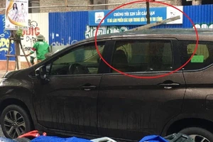 Thanh sắt rơi từ công trình đâm thủng nóc ô tô đang chạy