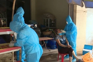 Nhân viên y tế triển khai các biện pháp phòng, chống dịch COVID-19. Ảnh: SYT BẮC GIANG