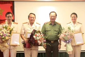 Thứ trưởng Nguyễn Văn Thành trao Quyết định chuẩn y của Ban Bí thư cho các cán bộ. Ảnh: CAND