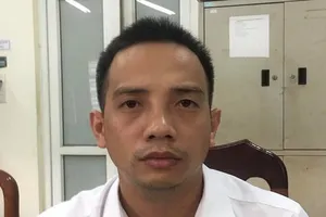 Bị dừng xe vì vượt đèn đỏ, tài xế lao xuống đánh CSGT