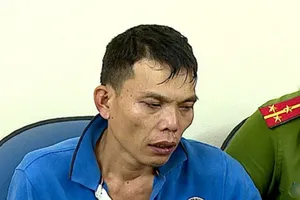 Bị vây bắt, dùng dao đâm tử vong công an viên