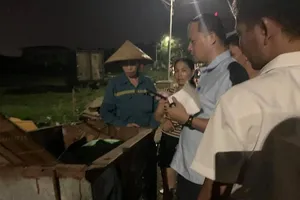 Bé sơ sinh bị bỏ rơi trong xe chở rác