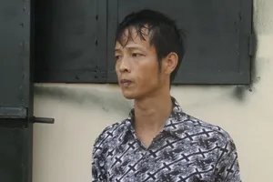 Bắt giam người cha bạo hành con nhỏ như thời trung cổ