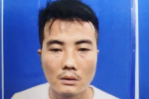 Bị dừng xe vì không đội mũ bảo hiểm, cầm dao đâm CSGT 