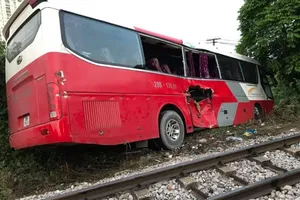 Tin mới vụ tàu hỏa tông xe chở học sinh, nhiều em bị thương
