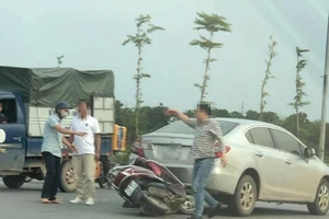 Lùi ô tô tông người, tài xế còn chỉ vào mặt người bị nạn