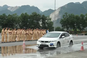Ngắm kỹ năng lái xe điêu luyện của CSGT dẫn đoàn