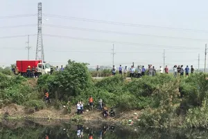 400 người lật từng túi rác tìm nữ sinh ngân hàng bị sát hại