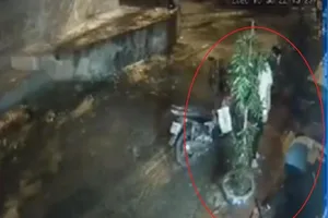 Nam sinh viên tử vong vì trúng đạn khi đứng trước nhà