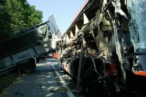 Xe khách tông vào xe tải đỗ ở làn khẩn cấp trên cao tốc 