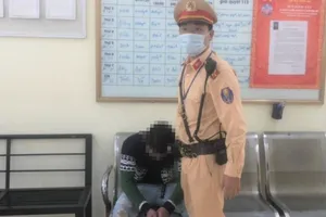 Chia tay bạn gái, thanh niên lên cầu khóc định nhảy sông tự tử