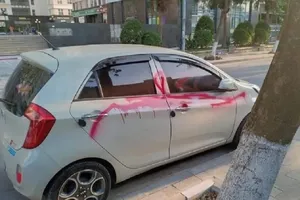 Khởi tố 3 bảo vệ chung cư xịt sơn hàng loạt ô tô