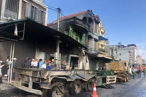 Xe container cháy rụi sau tai nạn, tài xế tử vong