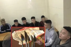 Triệu tập 7 thiếu niên cầm dao phóng lợn đánh nhau trên phố