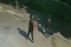 Nghi phạm cùng bạn gái đi vào nhà nghỉ. Ảnh: DH