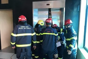 38 người mắc kẹt trong thang máy