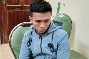 Nữ nhân viên quán karaoke bị khách hiếp dâm tại phòng hát