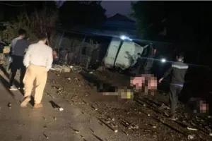 Va chạm với xe tải, cha và con gái 10 tuổi tử vong