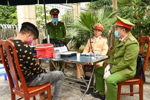 CSGT kiểm tra ma túy đối với các tài xế. Ảnh: C08