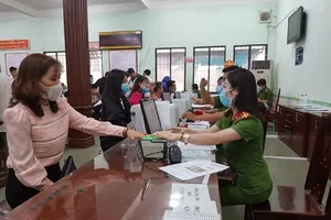 Công an tổ chức cấp thẻ căn cước gắn chíp cho người dân