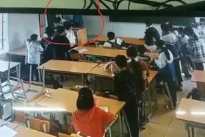 Cha bị khởi tố vì xông vào lớp học đánh bạn của con