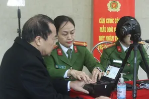 Cận cảnh công an cấp thẻ CCCD gắn chip cho người dân