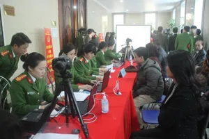 Chính thức cấp thẻ căn cước gắn chip điện tử cho người dân