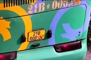 Tài xế xe khách dán băng dính vào biển số để né phạt nguội