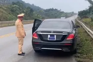 Tài xế Mercedes dán kín biển số để né CSGT phạt nguội