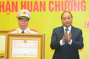 Thủ tướng Chính phủ Nguyễn Xuân Phúc trao Huân chương Bảo vệ Tổ quốc hạng Nhất tặng lực lượng Tình báo CAND. Ảnh: BCA