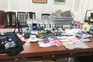 Hàng chục thiết bị phục vụ "cờ bạc bịp" bị công an thu giữ. Ảnh: ANTĐ
