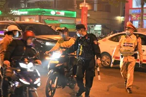 Tài xế say xỉn lăng mạ, tấn công CSGT khi đo nồng độ cồn