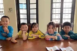Nụ cười của 5 ‘thiên thần’ khi trả lại tiền cho người đánh rơi